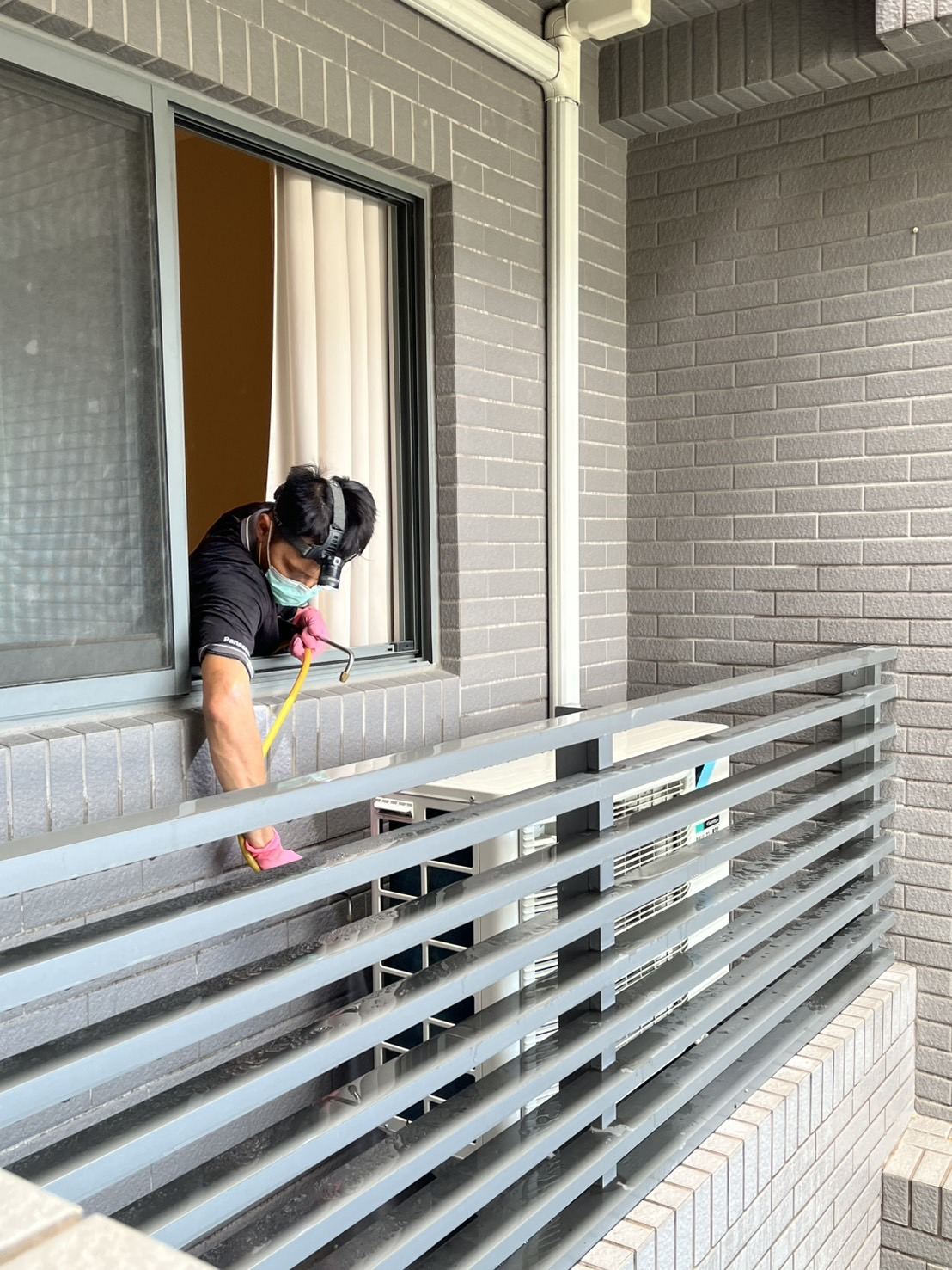 淨隅師傅實際到府服務現場，拆解冷氣室外機進行清潔