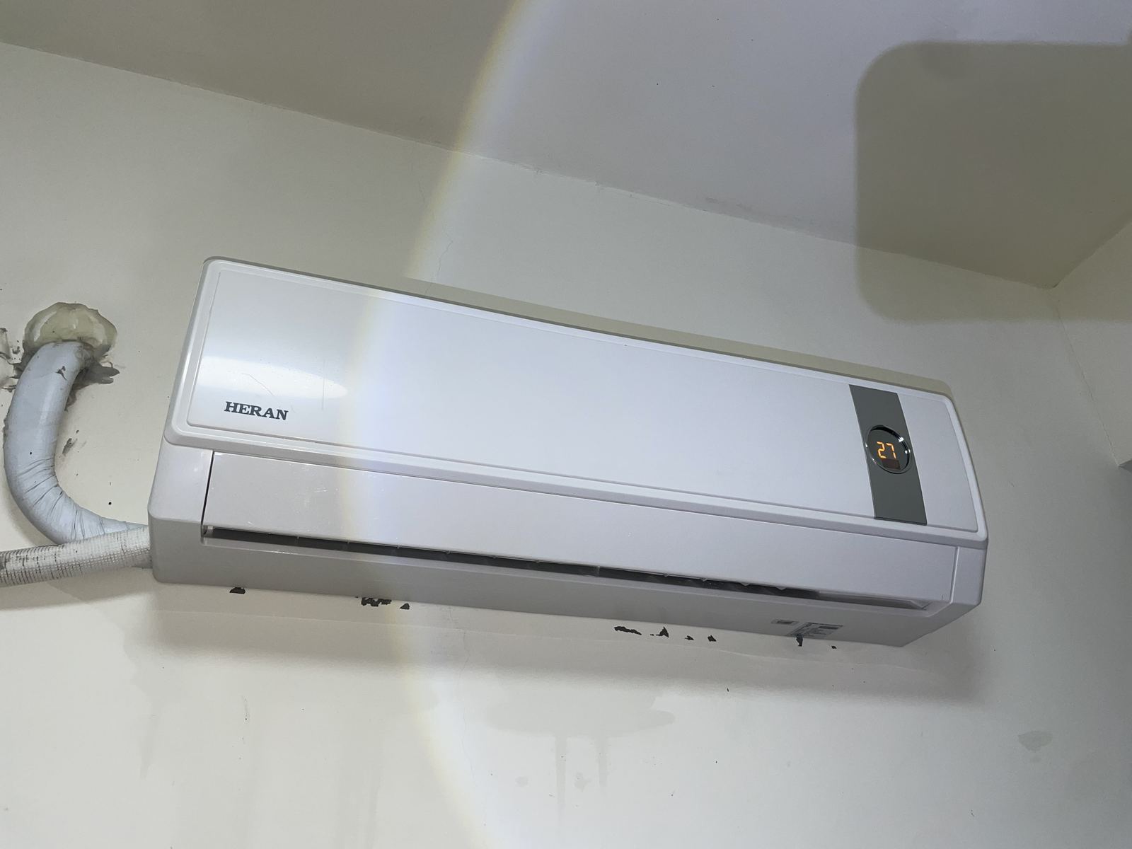 冷氣室內機清潔完成，重新裝回機身