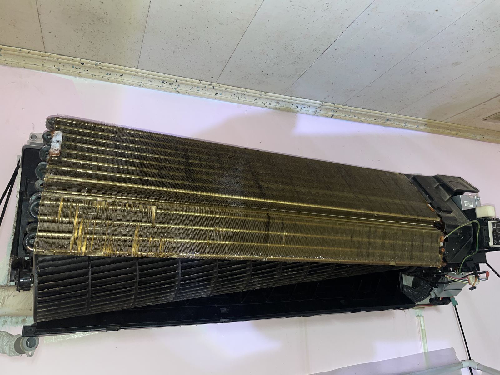 冷氣室內機拆機後，長期使用下堆積在散熱鰭片上的髒污